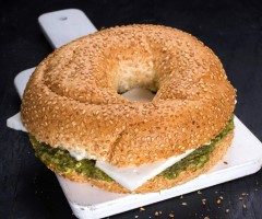 בייגל טוסט גבינה בולגרית ופסטו. בייגל טוסט גבינה בולגרית ופסטו.