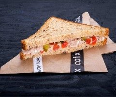 כריך סלט טונה כריך סלט טונה